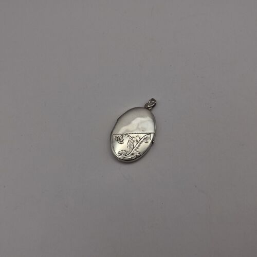 Vintage Sterling Silver Oval Locket with Scroll Engraving - Picture 4 of 17