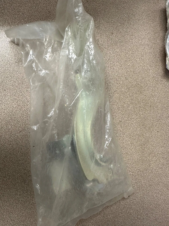 GM 07 08 09 10 11 Chevrolet Aveo Pontiac G3 capó bisagra mitad 96808104 Foto 2 de 2