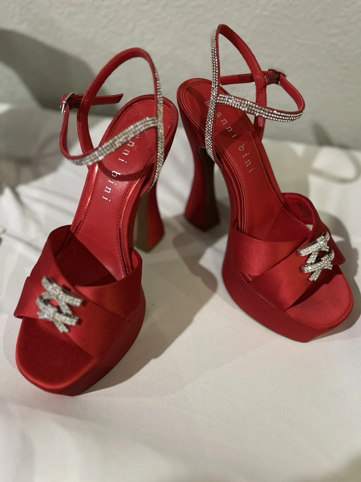 Elegantes zapatos de salón rojos con detalles de cristal Foto 2 de 4