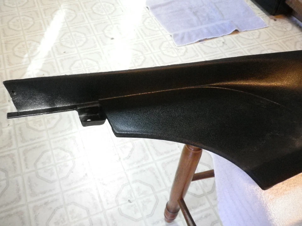 Oldsmobile Toronado 1967 equipamiento trasero extremos de bandeja paneles laterales de plástico Foto 4 de 4