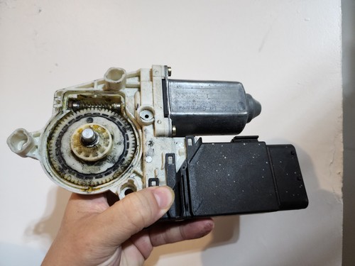 2004 VOLKSWAGEN BEETLE O/S Drivers Right Front Door Window Motor Regulator - Picture 2 of 2
