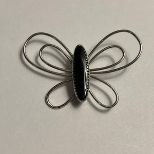 Beau Rare Vintage Pin Sterling Silver Thin Butterfly Wings Black Stone Center