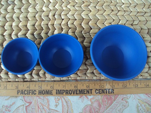Le Creuset Set (3) Measuring Cups Nesting Silicone Pinch Bowls Cobalt Blue EUC - Picture 4 of 4