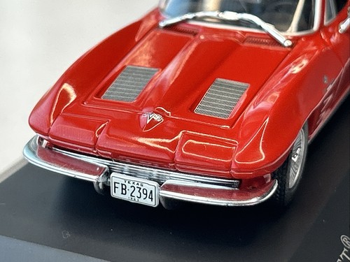 1:43 IXO 1963 Chevrolet Corvette C2 Sting Ray Coupe rot mit Vitrine & Buch - Bild 14 von 24