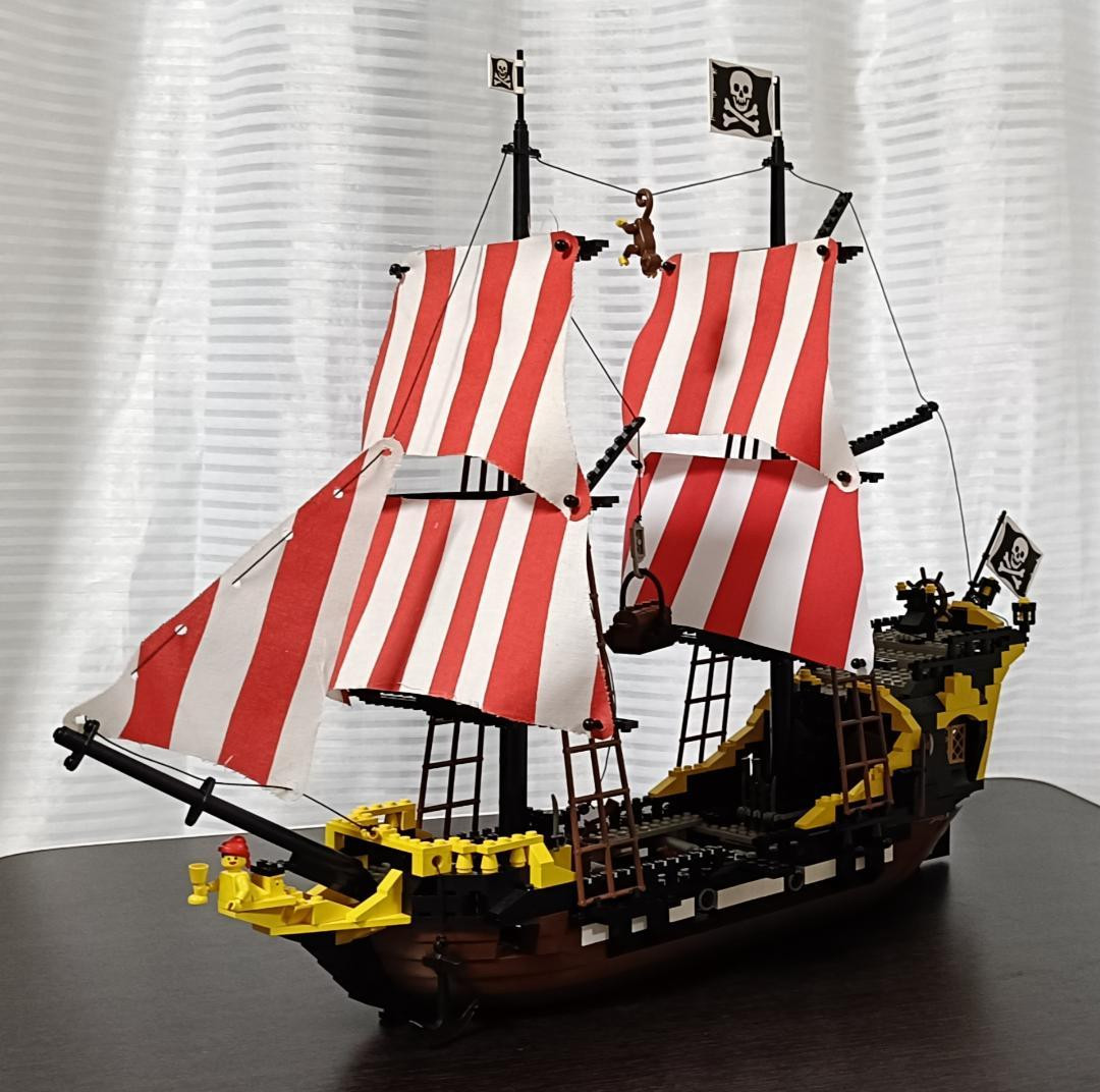 Vintage Old LEGO Set 6285 Black Seas Barracuda, Dark Shark