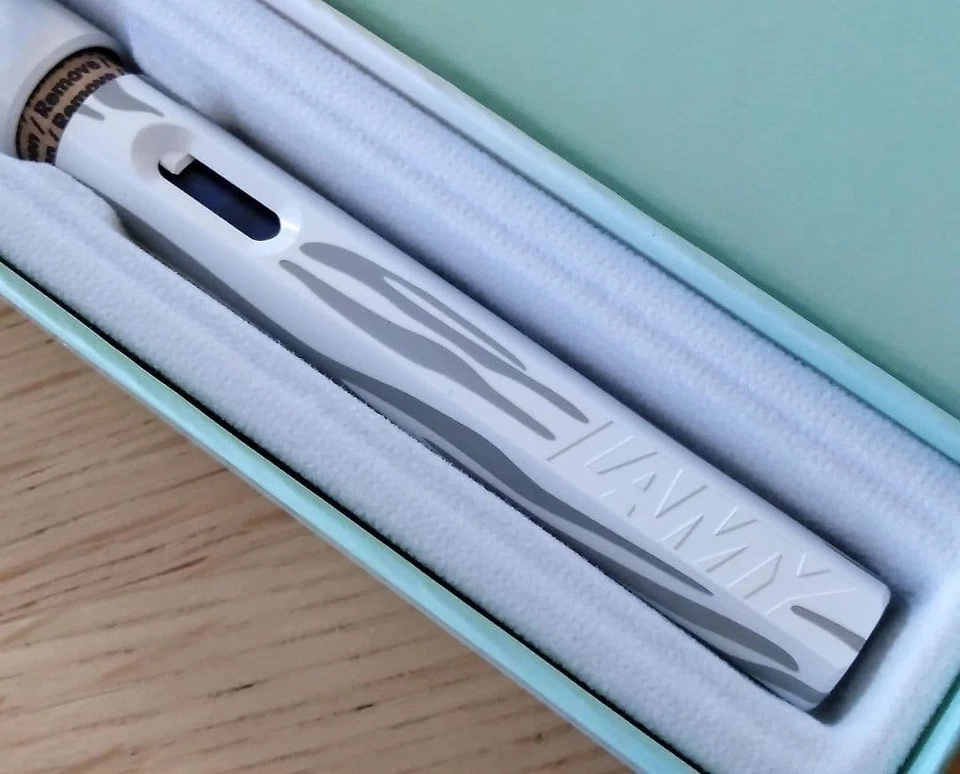 Pluma Estilográfica LAMY Safari, Cebra, Blanca, Plumín Fino Foto 4 de 4