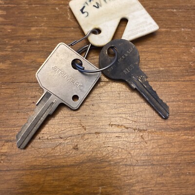 Vintage Set Of  Keys For A 5th Wheel Camper RV Tri mark