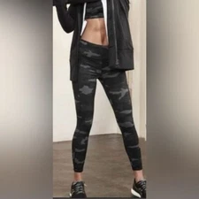 Athleta Camo Contender 7/8 Leggings Black / Gray Powerfit Side Zip Pockets Small