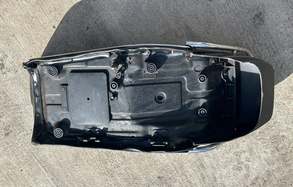 Yamaha XS500 мотоциклетное сиденье с струнодержателем, очень хорошее б/у состояние товара! - Изображение 4 из 4