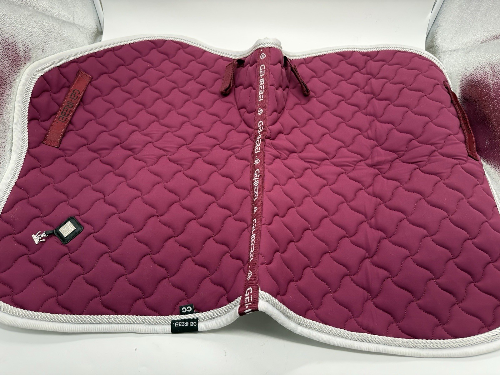 GemRebel Close Non-Slip English Horse Saddle Pad Moisture-Wicking Shock Absorb