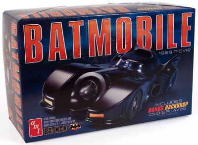 AMT ''Batman'' Batmobile - 1989 Movie W/ Backdrop 1:25 Plastic Model Car Kit 935