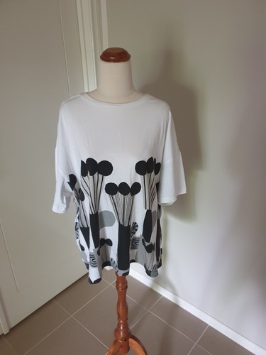UNIQLO x MARIMEKKO | White & Black Graphic Print 100% Cotton T-Shirt - Size XXL
