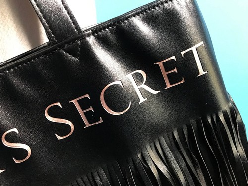 Bolso de Mano Victoria's Secret Negro Flecos Grande Shopper 17" - Imagen 7 de 15