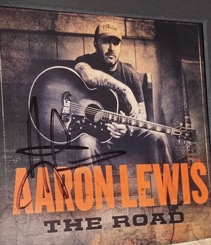 GUITARRA FIRMADA POR AARON LEWIS TOCANDO CD THE ROAD PERSONALIZADO ENMARCADO PRUEBA DE CERTIFICADO DE AUTENTICIDAD - Imagen 2 de 2