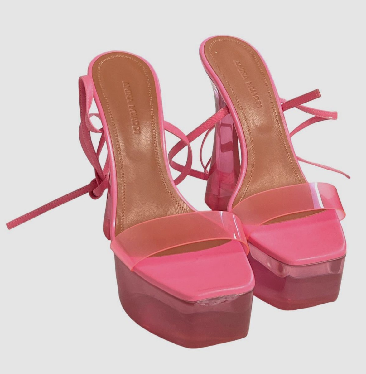 【Amina Muaddi】 Sitaレザーアンド PVCプラットフォームサンダ Amina Muaddi Sita Leather PVC Platform Sandals - Janet Mandell