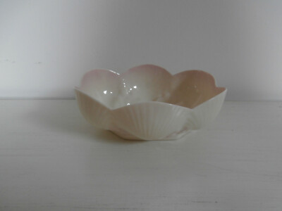 BELLEEK PORZELLAN ZART ELFENBEIN UND ROSA MUSCHELMUSTER OFFENE ZUCKERDOSE SELTEN