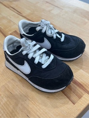 Toddler Nike Waffle Trainer 2 sneakers in a black and white, suede & nylon upper