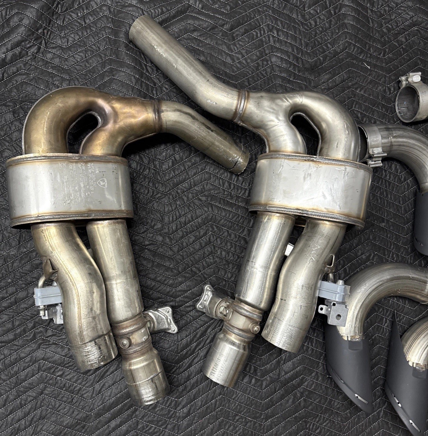 25 Lamborghini Urus Hybrid muffler Exhaust system With Tips Phev OEM 4ML253609A