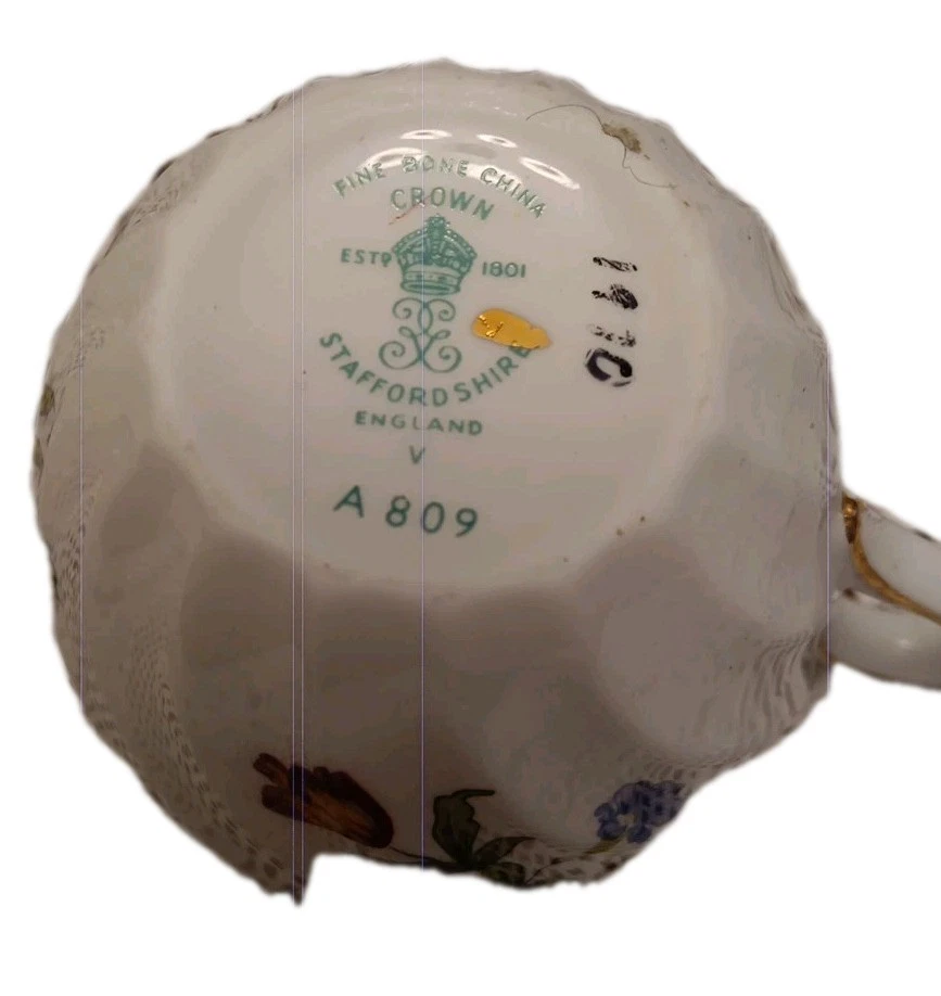 Taza de té y platillo floral Stafford vintage con porcelana de hueso con adornos dorados Foto 4 de 4