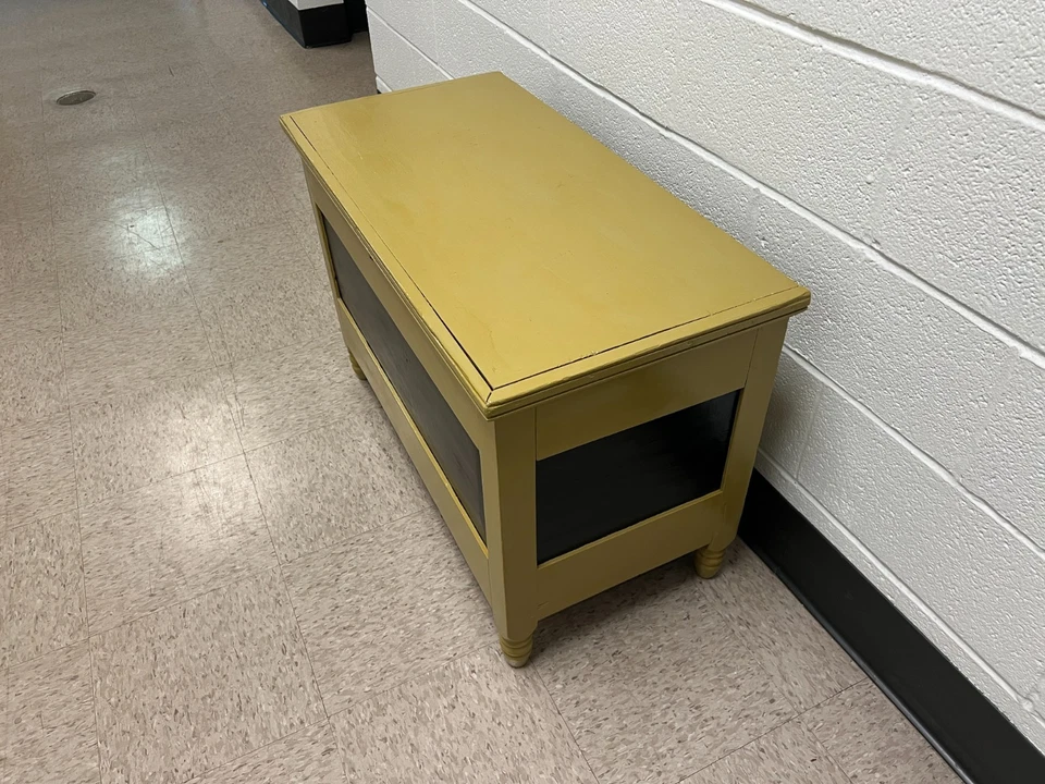 ANTIGUO COUNTRY SHERATON PECHO CON PANELES TAMAÑO PEQUEÑO CEPILLADO A MANO PARTE SUPERIOR CIRCA 1840 Foto 4 de 4