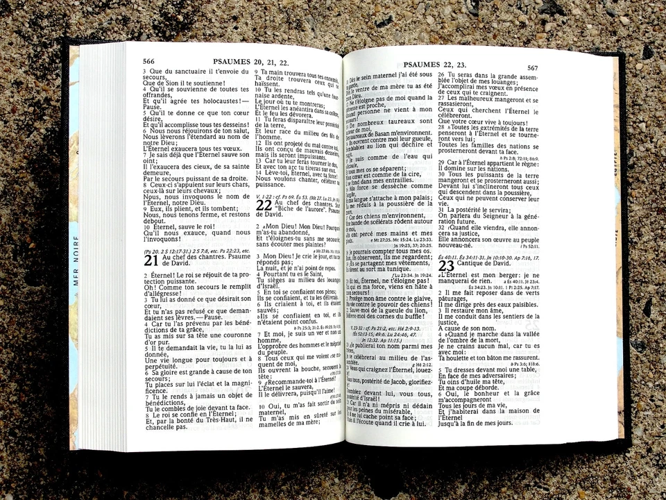 French Bible, La Sainte Bible - Segond 1910 Black Hardcover, Handheld Red Letter - Image 2 of 4