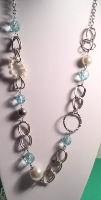 PRETTY 33  FASHION NECKLACE PEARL & BLUE LUCITE BEADS W/SILVERTONE CHAIN SO NICE