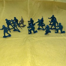 Greenbrier International 2 Plastic Army Men Toy Soldiers lot of 13