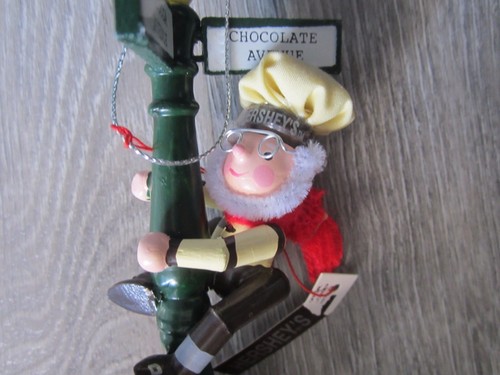 HERSHEY'S CHOCOLATE AVENUE AMERICANA ELF ON LAMP POST CHRISTMAS HOLIDAY ORNAMENT - Picture 5 of 6