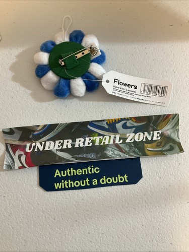 Nuevo con etiquetas Auténtico Pin de Peluche Flor Takashi Murakami Azul - Imagen 2 de 2