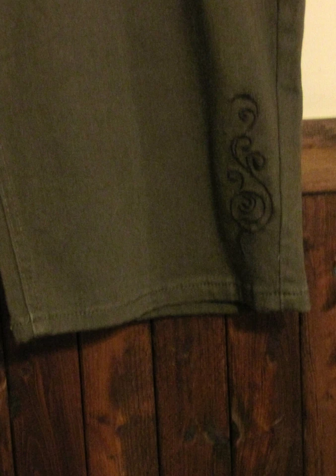 BASIC EDITIONS CAPRI PANTS WOMANS 26W BROWN DENIM WITH SCROLLED POCKETS NWT - Image 3 of 3