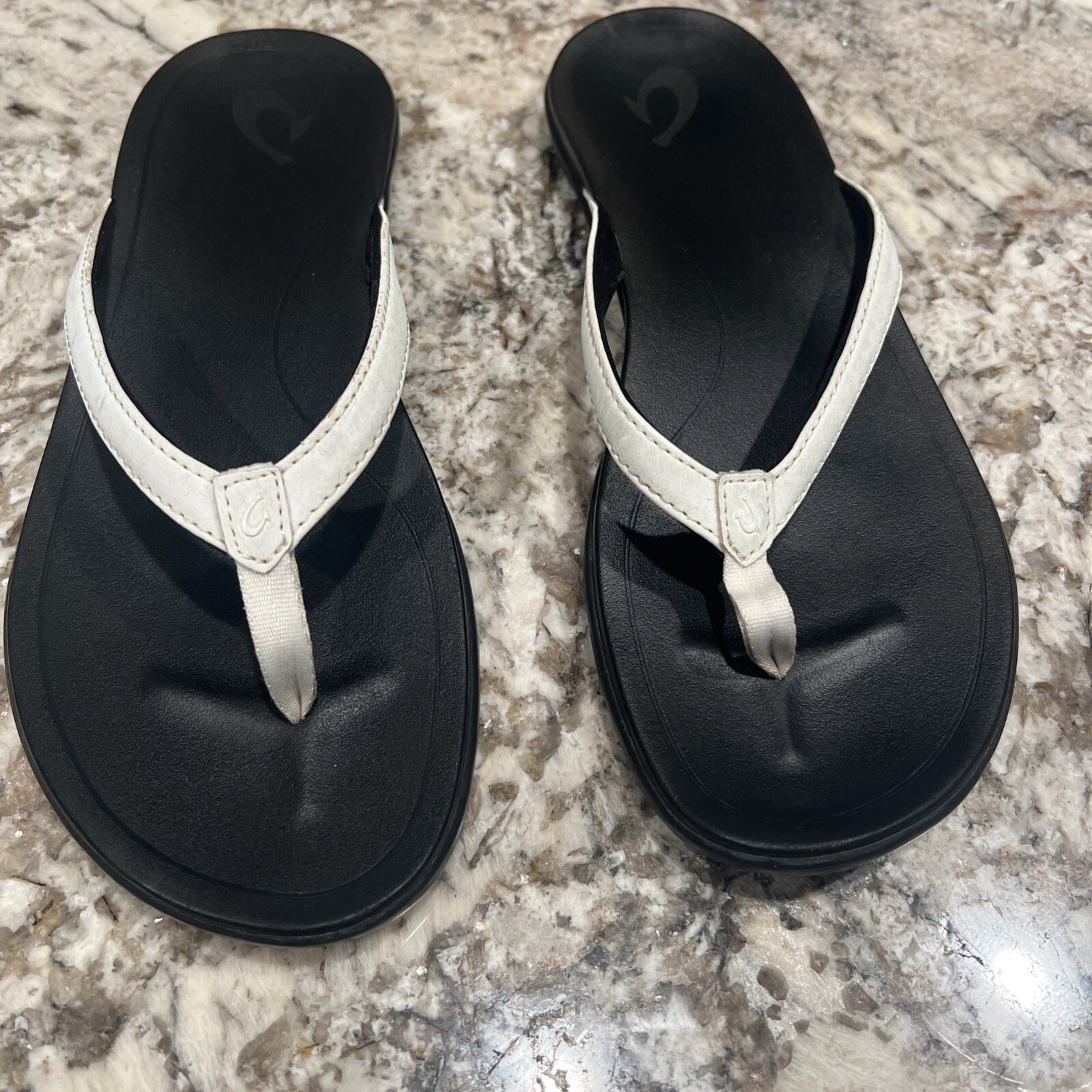 Olukai Womens Size 7 White Flip Flops Gently Used-image