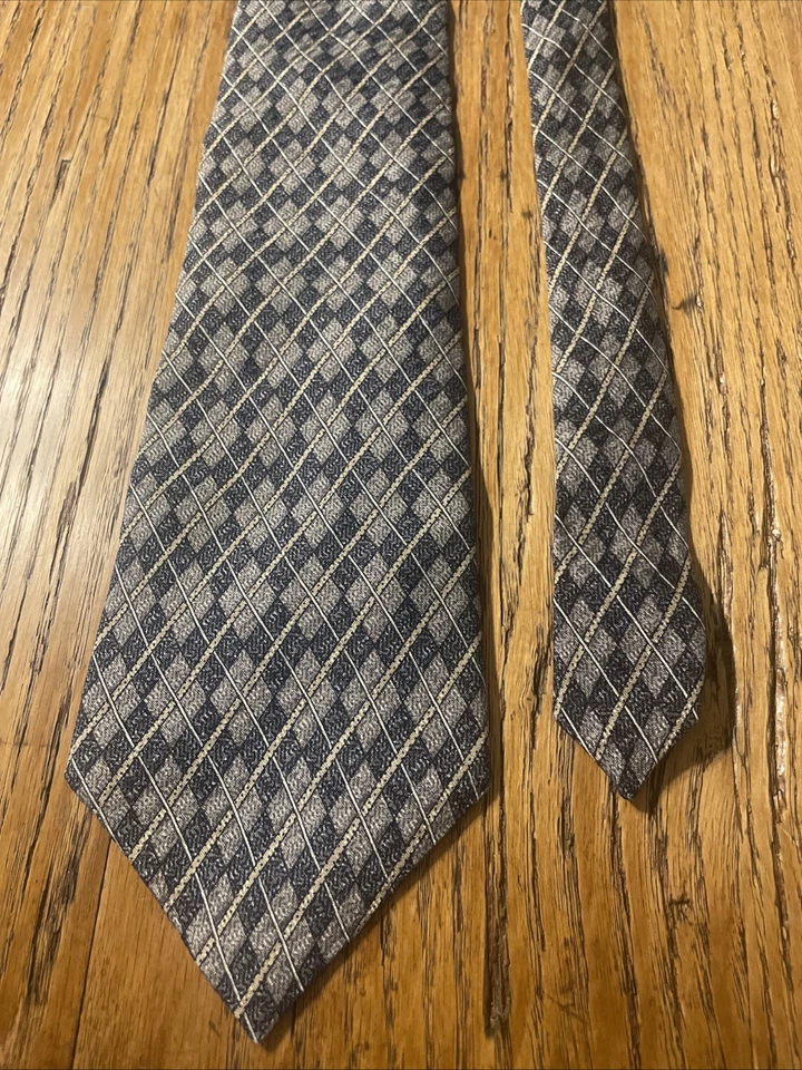 ¿Adivina vintage usada en excelente estado? Corbata de seda hecha en EE. UU. Paisley geométrica Argyle para hombre Foto 4 de 4