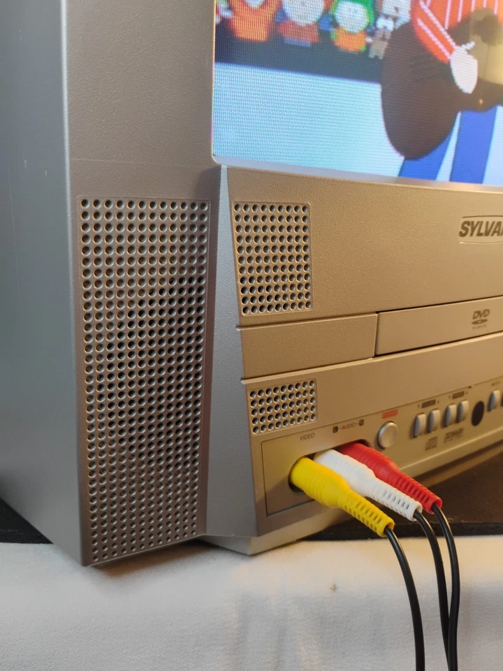 🔥2005 13" Sylvania CRT Gaming Kitchen TV DVD Combo 6513DF Remote Aux CLEAN - Image 4 of 4