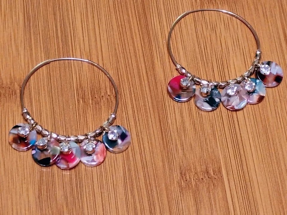 Pendientes de aro Chico’s tono dorado - discos de resina de carey y detalles de cristal Foto 2 de 3