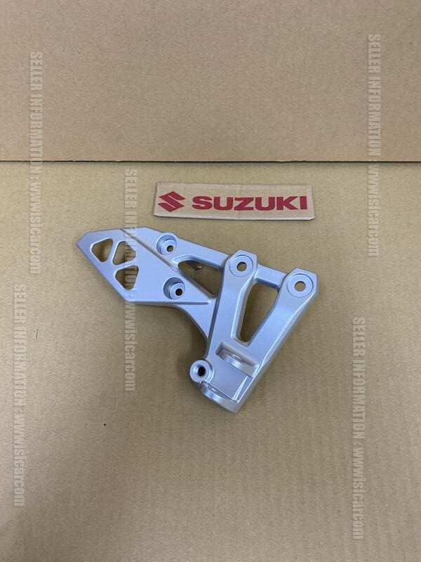パーツ SUZUKI SUZUKI GSX-8S 2023 - 2025 BRACKET, FRONT FOOTREST RIGHT 43511