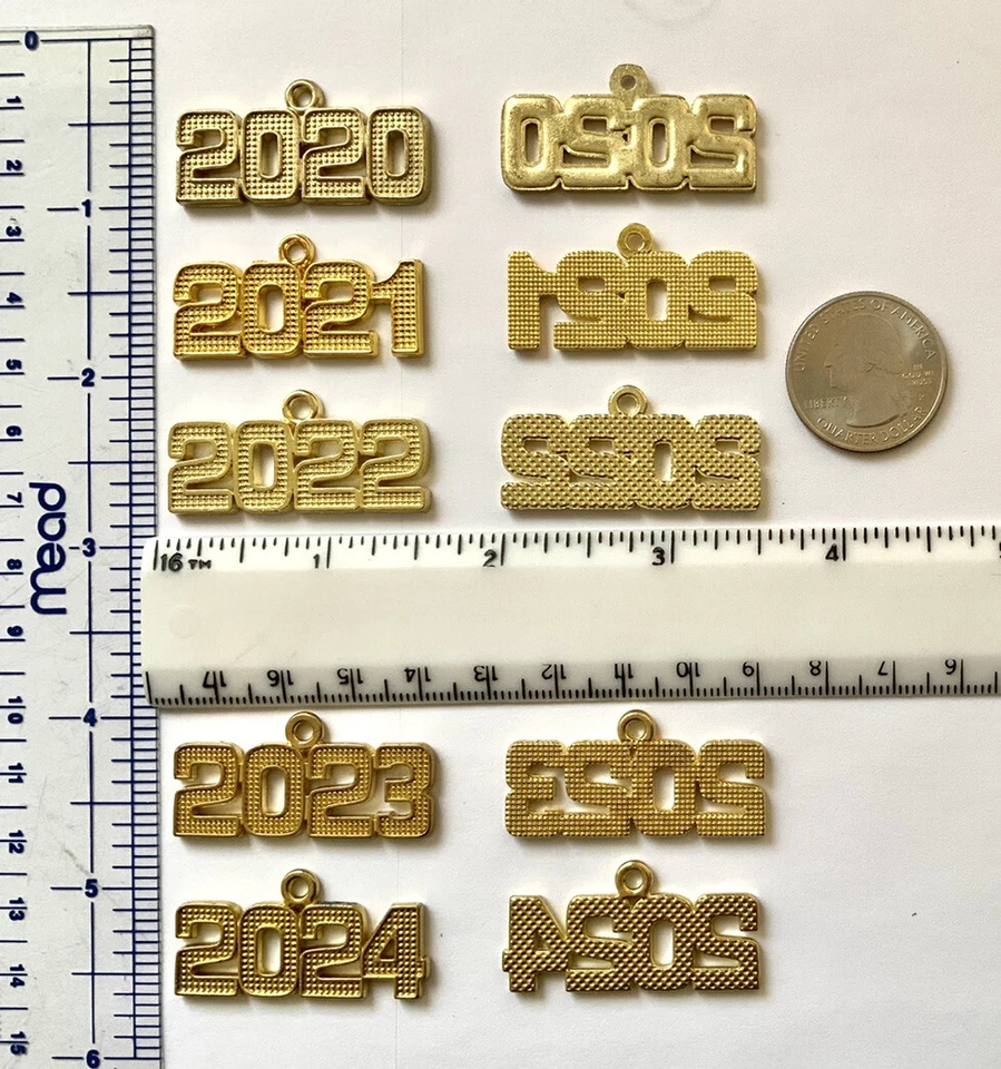 BORLA GRADUACIÓN Y 3 DIJES Y PULSERA - 5 ARTÍCULOS 2020 2021 2022 2023 2024 $9,95 Foto 2 de 4