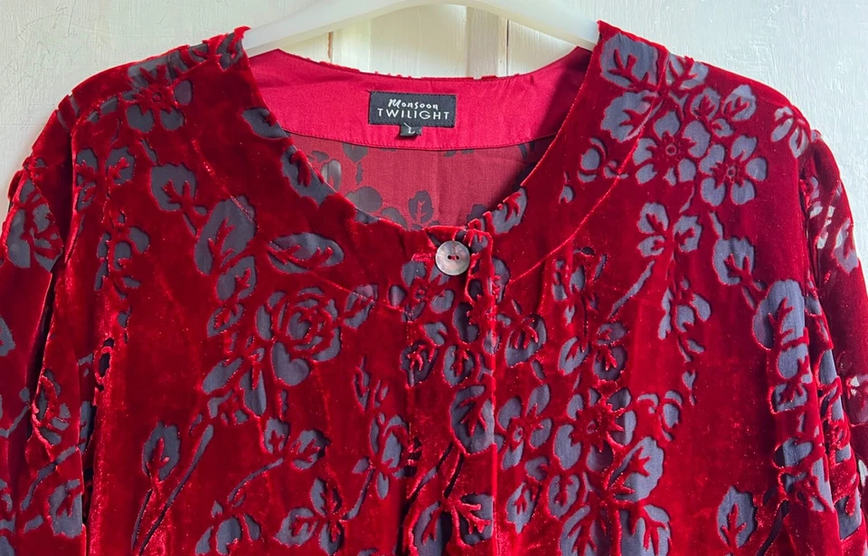 Chaqueta MONSOON Pequeña Roja y Negra Terciopelo Floral Mezcla Seda Devoré Mangas Largas Foto 3 de 4