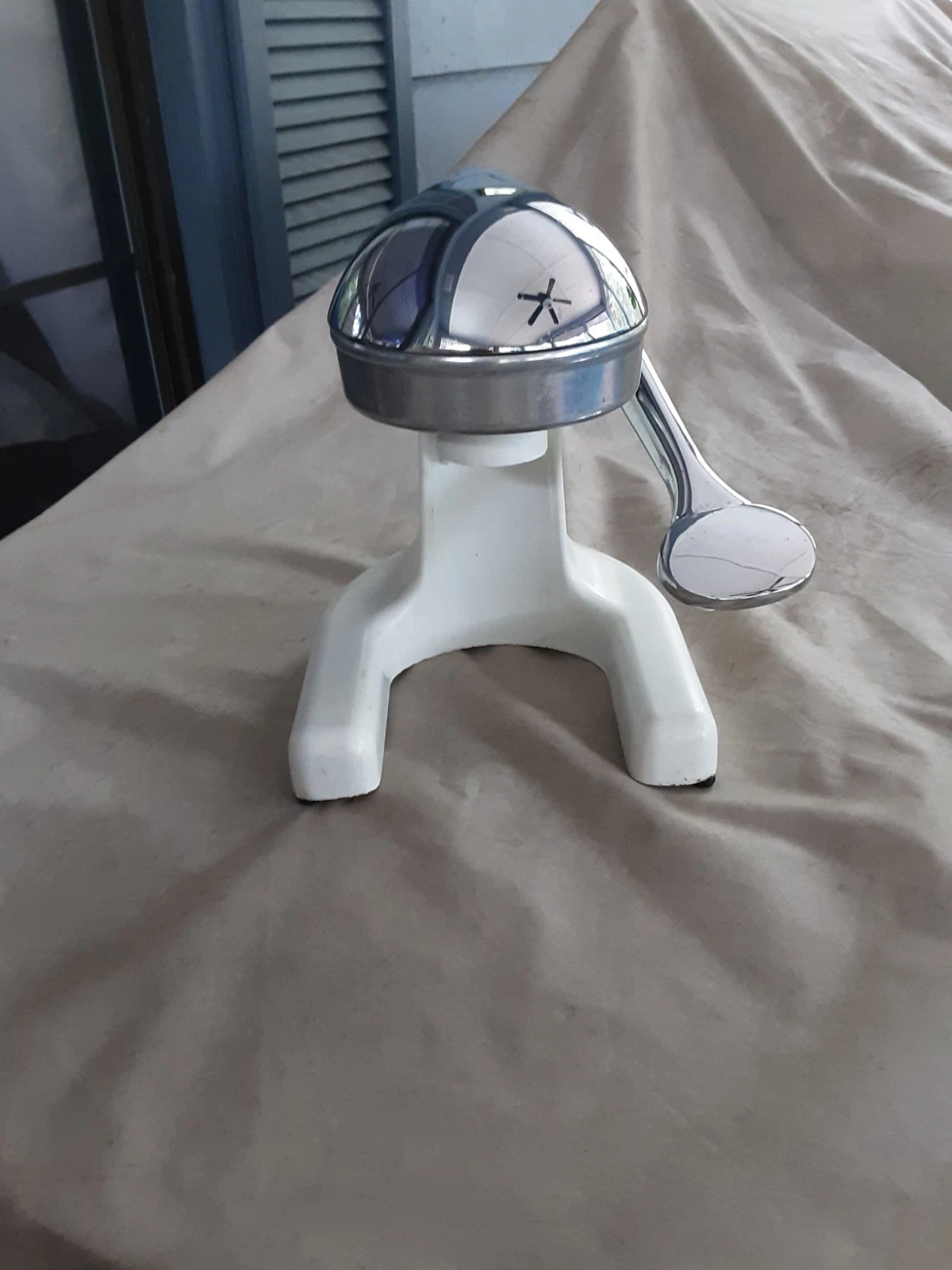 Vintage White Manual Citrus Press Juicer Made in Mexico Cast Metal Lemon Orange
Opens in a new windo