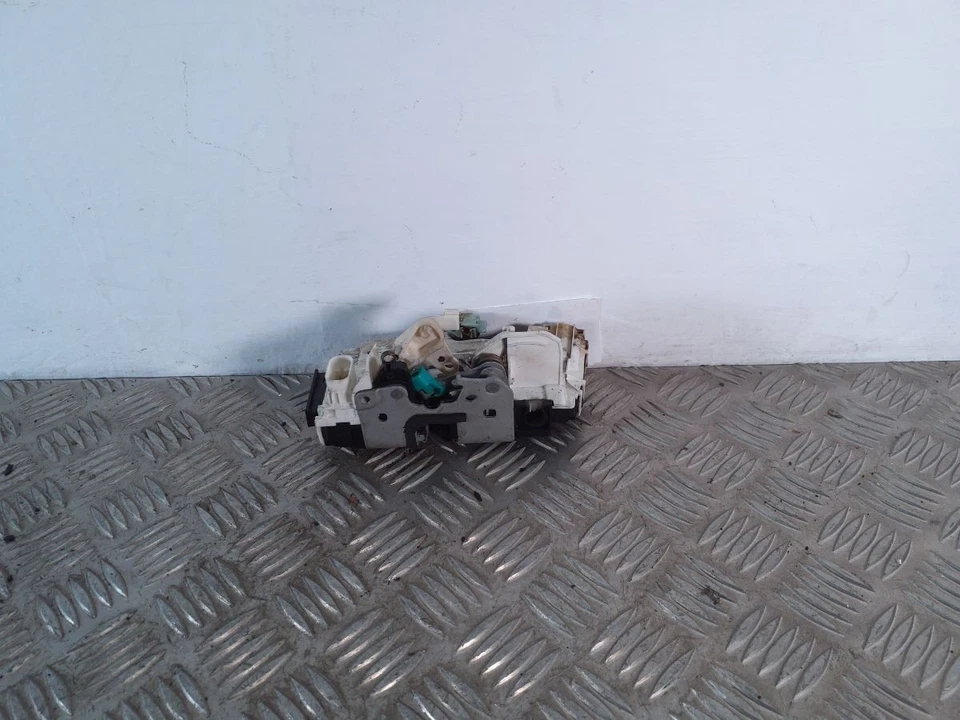 DODGE CALIBER Mk1 Front Left Door Lock Assembly 4589095AH - Image 2 of 4