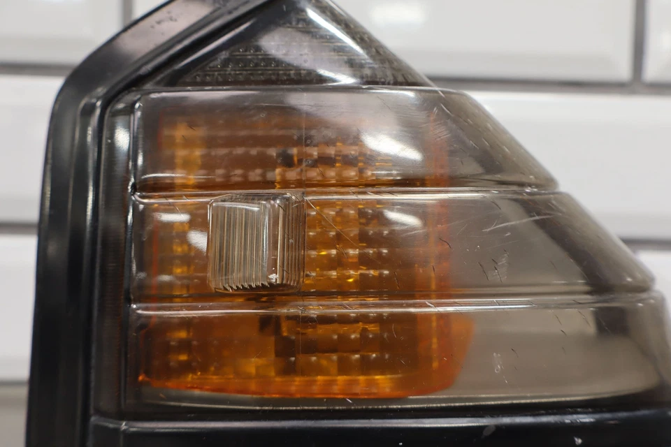 Sinal de seta montado no para-lama do passageiro direito Toyota Celica 1984-1985 - Imagem 4 de 4