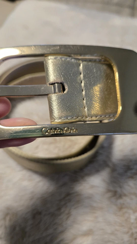 Cinturón para mujer Calvin Klein dorado de cuero genuino grande moderno hebilla cuadrada usado en excelente estado Foto 2 de 4