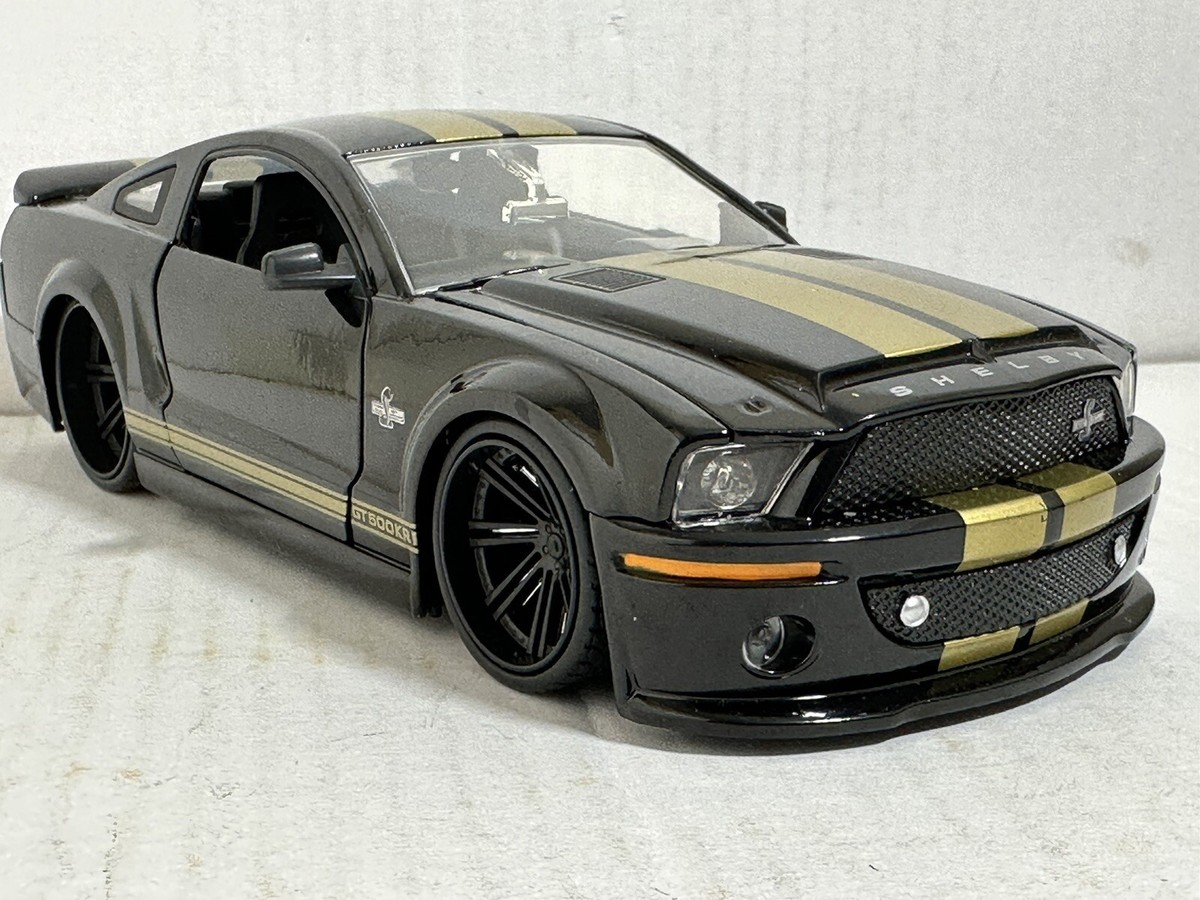 スポーツトイ・アクショントイ BIGTIME MUSCLE 2008 Ford Shelby GT500KR Amazon.com: Big Time Muscle 1:24 2008 Ford Shelby GT-500KR