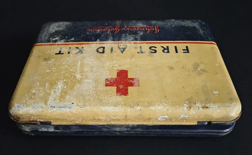 1940's Johnson & Johnson First Aid Kit Tin - Image 4 of 4