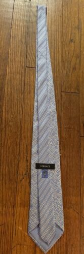 CRAVATTA UOMO GIANNI VERSACE 100% SETA MADE IN ITALY disegno geometrico azzurro - Foto 2 di 4