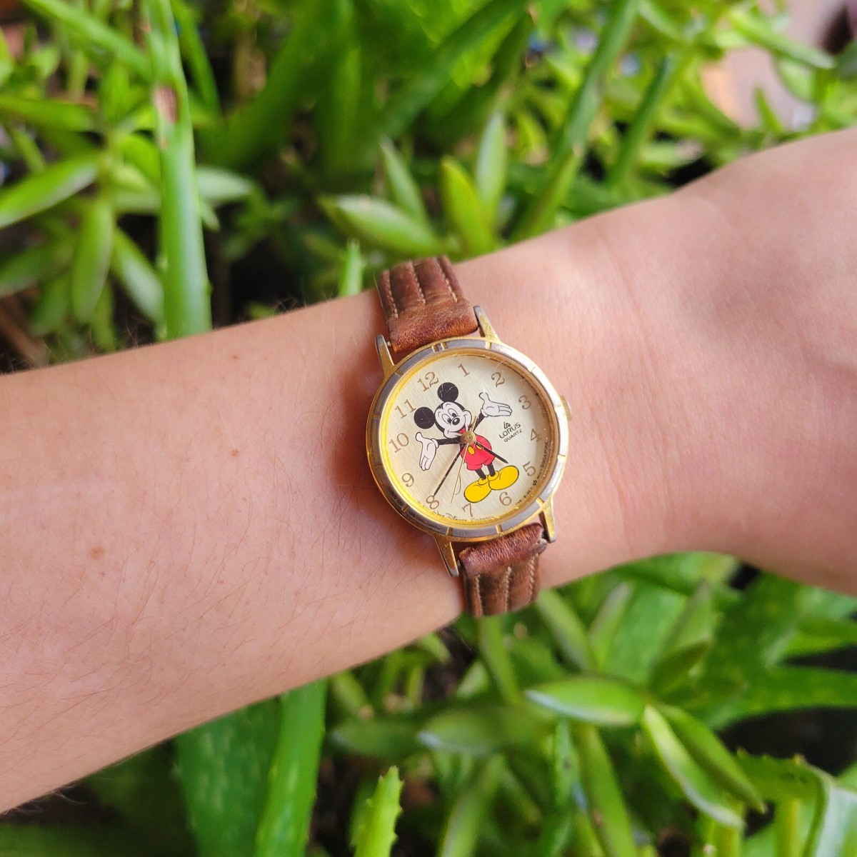 RARE* Vintage Disney Lorus Mickey Mouse Genuine Leather  display picture 2