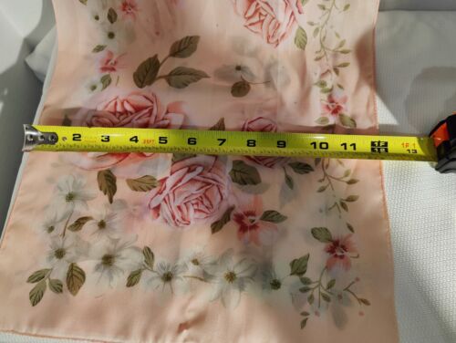 Italienisch hergestellter Schal rosa mit Rosen 100 % Polyester 60" x 24" - Bild 6 von 9