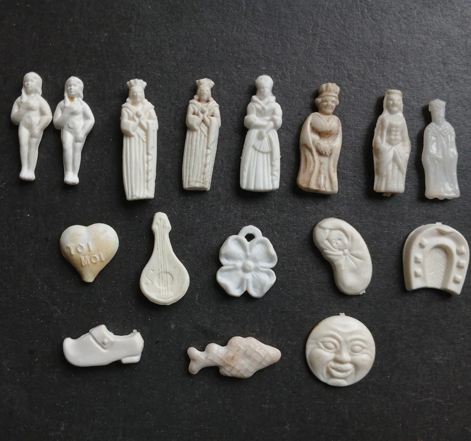 LOT de 16 fèves anciennes blanches en plastique, années 60 - Photo 1/1