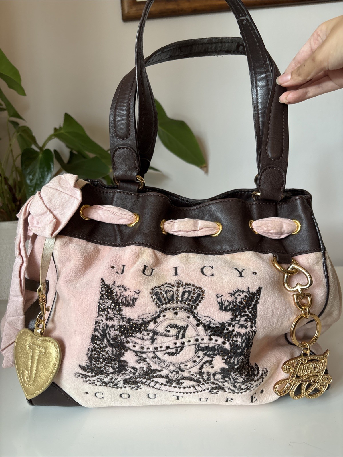 Bolso Soñador Juicy Couture Para Mujer Bebé Rosa y Negro Terciopelo Estrás
