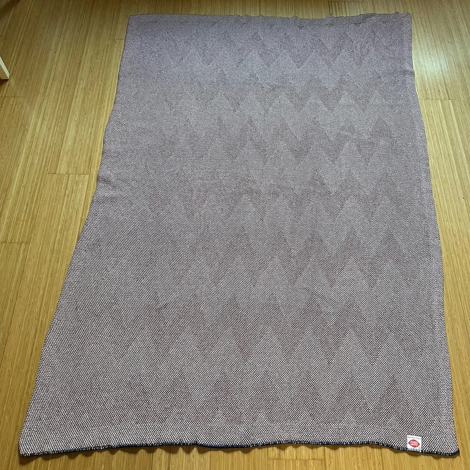 Manta tejida Happy Habitat de Karrie Kaneda roja blanca azul Chevron Foto 3 de 4