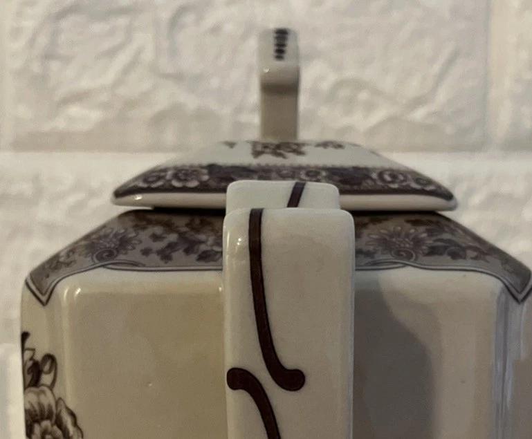 ADORÁVEL BULE BURTON & BURTON ANTOINETTE DESIGN ROSA MARROM - Imagem 2 de 4